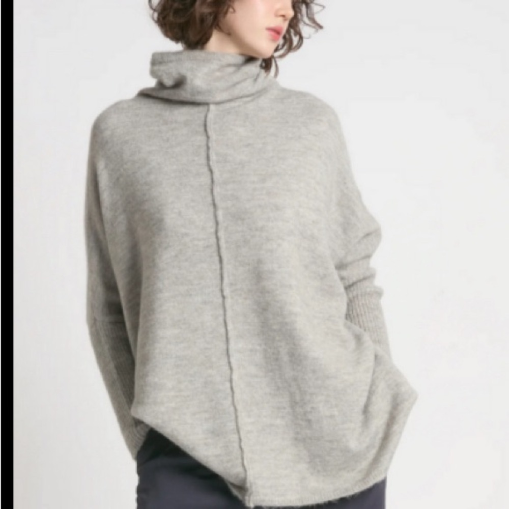 Promesa cream/ Tan oversized turtle Neck Sweater Sz L